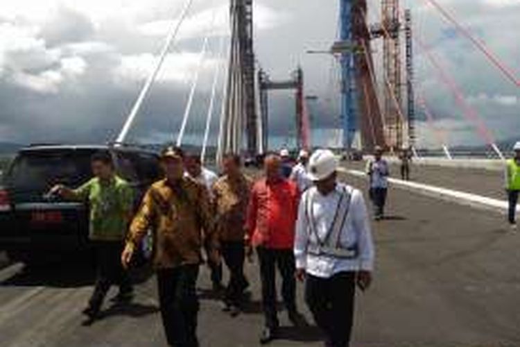 Jembatan Merah Putih mulai diuci coa pengoperasiannya, Kamis (3/3/2016). tampak dua truk dari 44 truk tengah diuci coba beroperasi diatas jembatan tersebut 