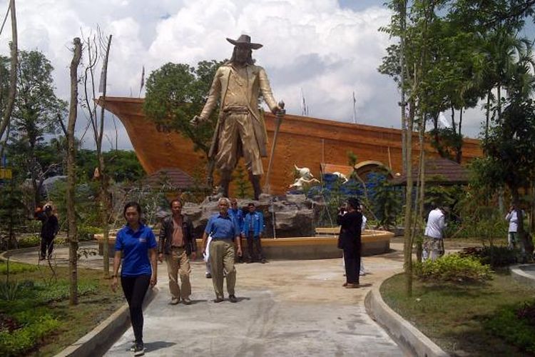 Sejumlah pengunjung di Santasea Water Theme Park, Kota Sukabumi, Jawa Barat, Jumat (1/4/2016).