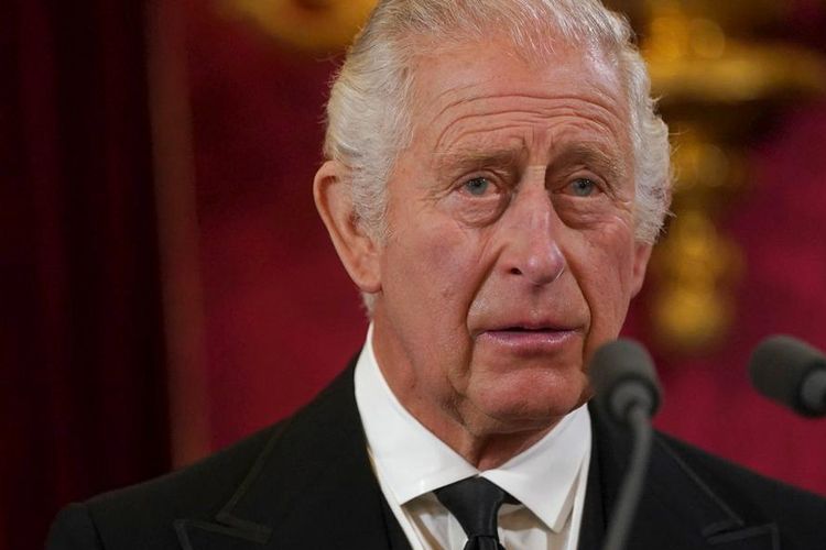 Raja Charles III dari Inggris pada upacara penobatan di London. Raja Charles III disebut lebih miskin dari banyak raja monarki lain di Asia dan Afrika.