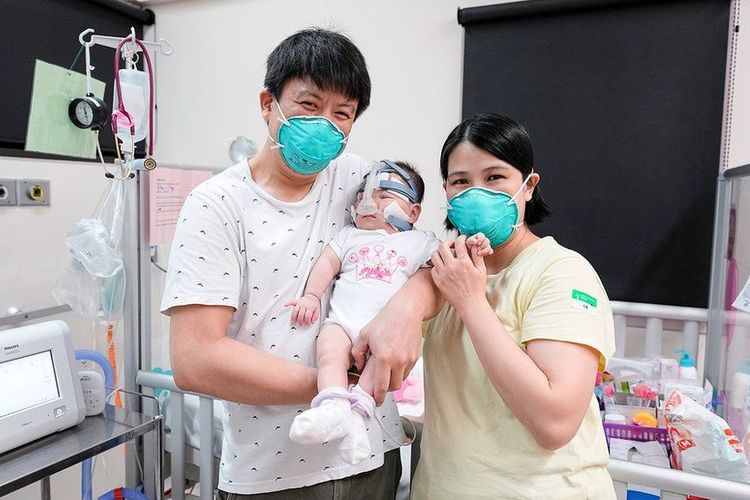 Kwek Yu Xuan (tengah), akhirnya dipulangkan setelah menjalani perawatan intensif selama 13 bulan di National University Hospital (NUH) Singapura.