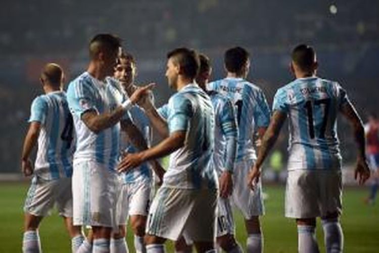Para pemain Argentina merayakan gol ke gawang Paraguay pada semifinal Copa America 2015 di Stadion Municipal de Cooncepcion, Concepcion, Selasa waktu setempat atau Rabu (1/7/2015) pagi WIB.