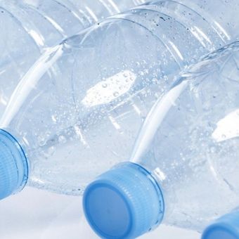 Ilustrasi botol plastik, air minum dalam kemasan.