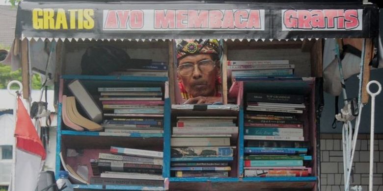 Koleksi buku Sutopo kini mencapai sekitar 100 dan topiknya beragam, mulai dari cerita anak, sejarah, pendidikan, ekonomi, sosial-budaya, hingga kisah orang-orang sukses.