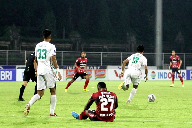 Pemain Bali United, Eber Bessa, tertunduk di lapangan pada laga Liga 1 kontra Persebaya di Stadion Ngurah Rai, Denpasar, Jumat (25/3/2022).