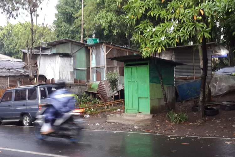 Lokasi perempuan usai lanjut dipukul oleh perempuan muda yang bersamanya saat berteduh dari hujan di Pasar Mergan Kota Malang, Jumat (23/10/2020).