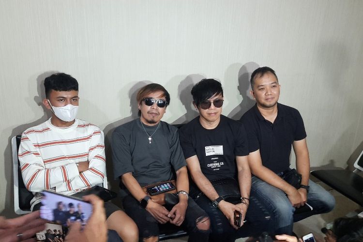 Grup band Radja mendatangi Mabes Polri untuk meminta perlindungan bagi keluarganya setelah mendapat ancaman pembunuhan di Malaysia.