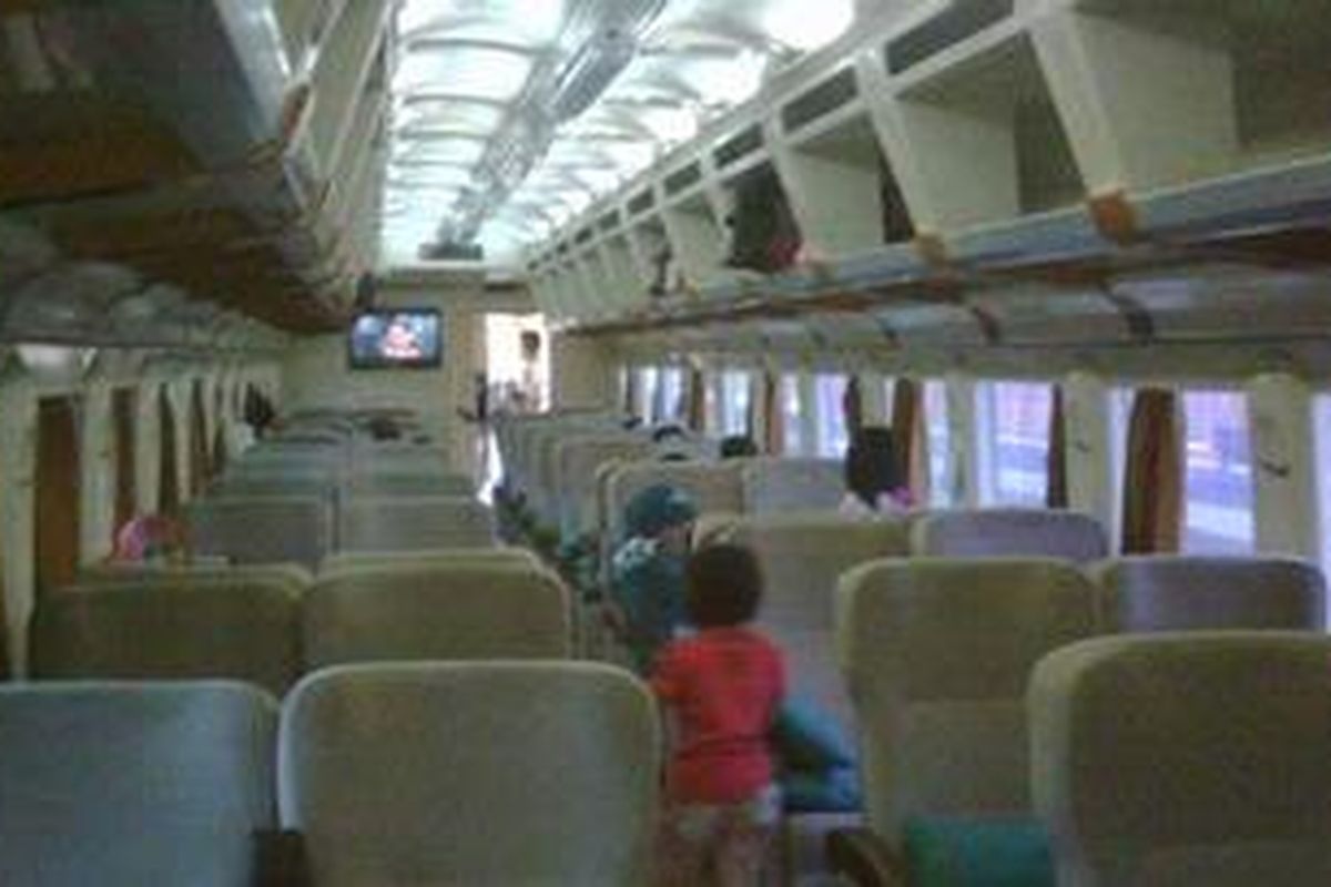 Jumlah penumpang di salah satu Rangkaian Gerbong KA Argo Bromo Anggrek Jurusan Gambir-Pasar Turi yang sedang transit di Stasiun Cirebon hanya separo tempat duduk, Senin,(13/8)