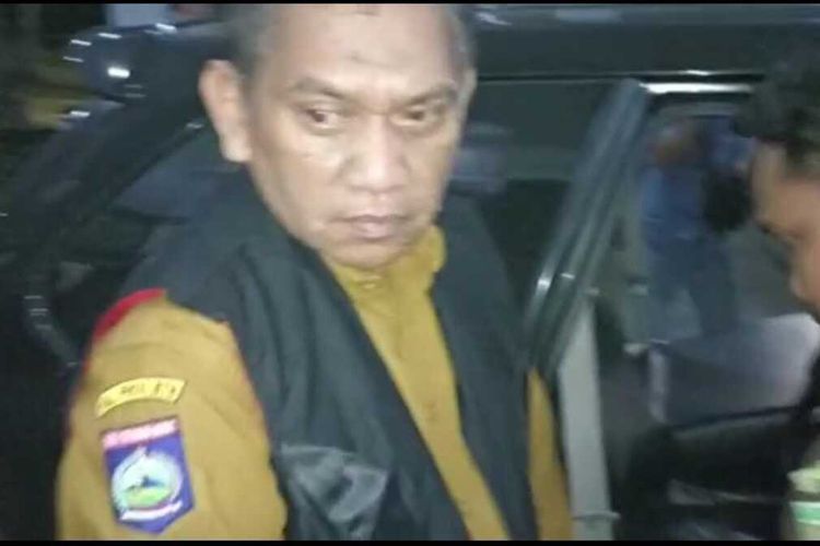 Kadis ESDM NTB Zainal Abidin saat dibawa menggunakan mobil tahanan Kejati NTB