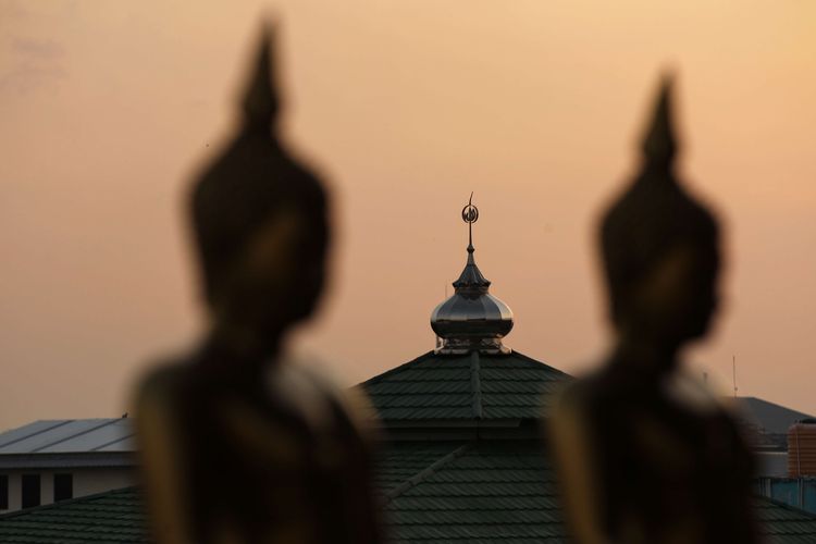 Masjid dengan latar depan patung Budha di Vihara Hemadhiro Mettavati, Cengkareng, Jakarta Barat, Rabu (26/5/2021). Umat Budha merayakan Hari Tri Suci Waisak.