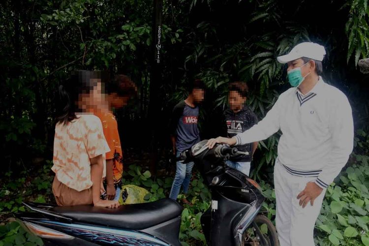 Anggota DPR RI Dedi Mulyadi saat mencegat 4 siswa yang berboncengan tanpa helm di Subang.