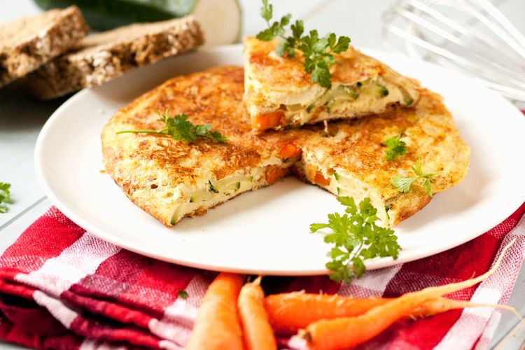 Omelet terdiri dari telur dan bahan tambahan lain, seperti mi dan sayur, cocok untuk sarapan.