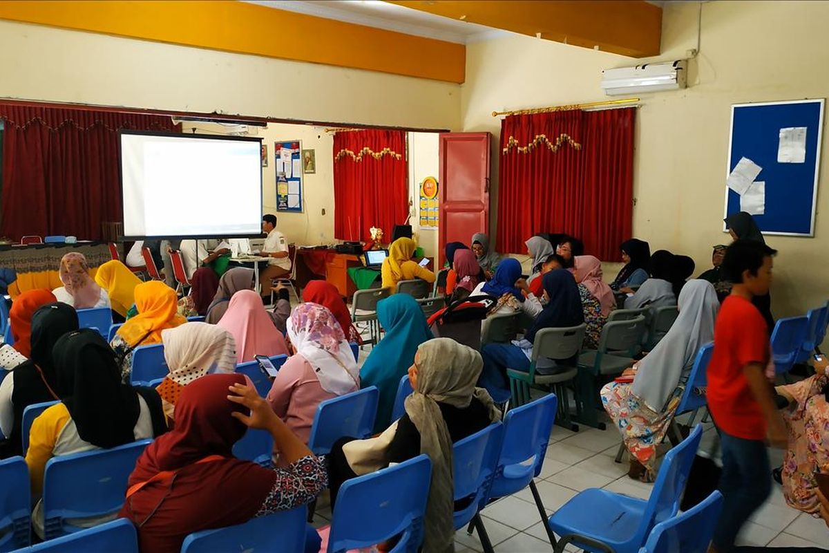 Sejumlah orangtua murid tetap berdatangan ke SMPN 1 Kota Bekasi pada hari pertama pendaftaran peserta didik baru (PPDB) online di Bekasi, Senin (1/7/2019).