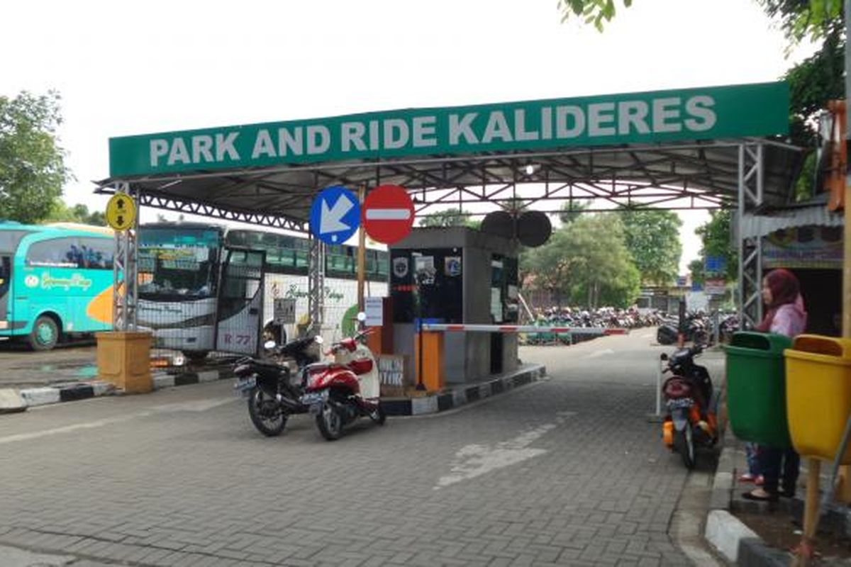 Gerbang tempat parkir atau park and ride Terminal Kalideres, Jakarta Barat, Senin (11/7/2016).
