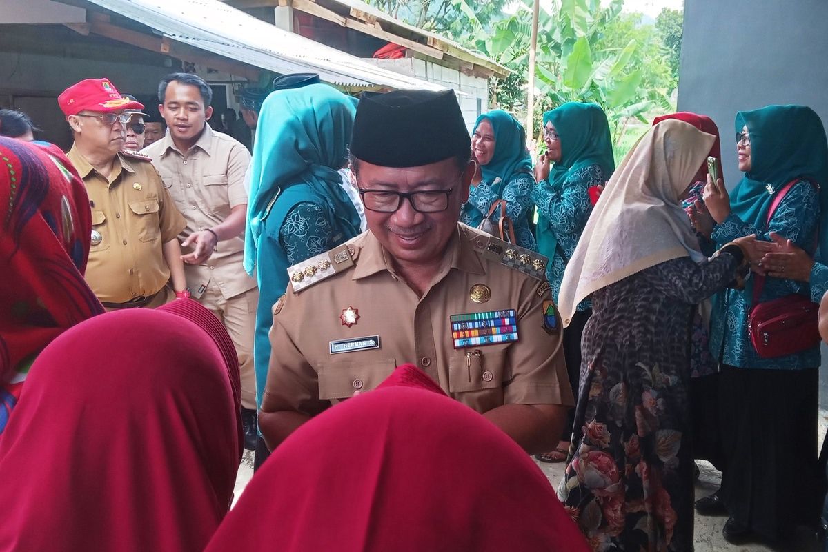 Bupati Cianjur, Herman Suherman saat menyambangi rumah mempelai perempuan di Desa Pakuon, Kecamatan Sukaresmi, Cianjur, Senin (11/12/2023) menyusul heboh pernikahan sesama jenis.
