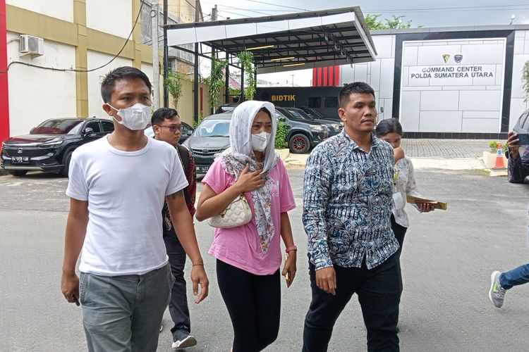 Eva Meliani br Pasaribu (tengah) didampingi tim KKJ Sumut membuat laporan ke SPKT Polda Sumut pada Senin (8/7/2024) siang. Laporan itu dilakukan karena mencurigai adanya dugaan pembunuhan berencana terhadap wartawan Tribrata TV, Rico Sempurna Pasaribu bersama istri, anak dan cucunya pada Kamis (27/6/2024) dinihari. Eva yakin bahwa keluarganya tewas karena dibakar.