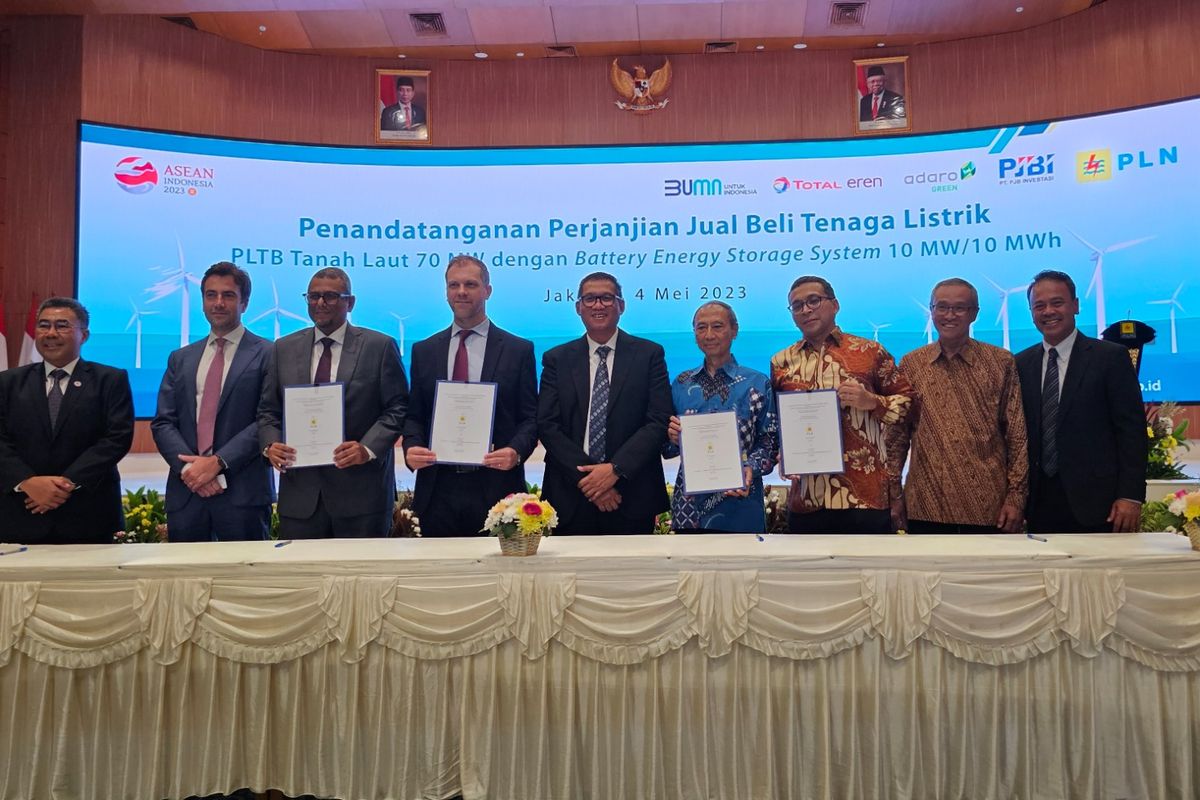 PT PLN (Persero) menggandeng Total Eren, PT Adaro Power, dan PT Pembangkitan Jawa Bali Investasi (PJBI) dalam pembangunan proyek PLTB berkapasitas 70 MW di Tanah Laut, Kalimantan Selatan.