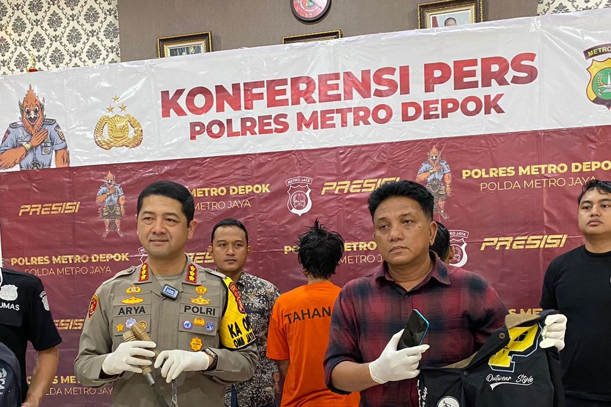 Kapolres Metro Depok Kombes (Pol) Arya Perdana saat memegang barang bukti begal berupa dua celurit di Polres Depok, Jumat (26/6/2024).