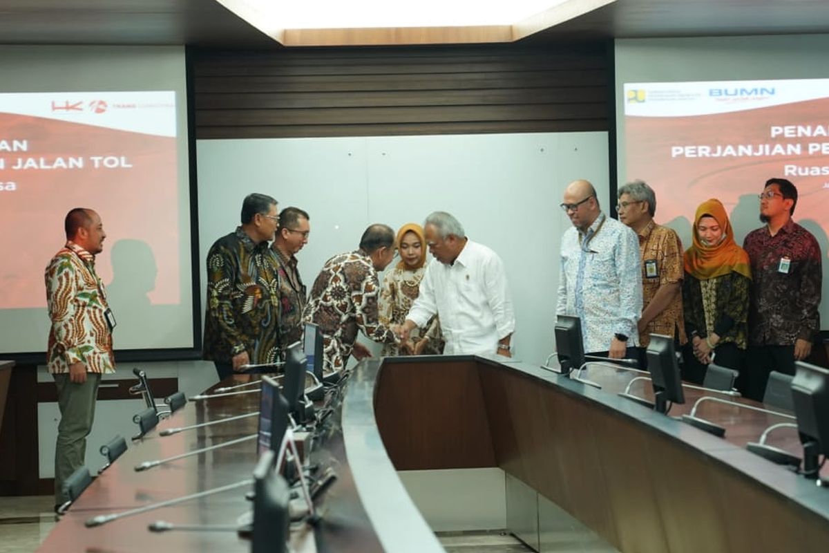 Penandatanganan Perjanjian Pengusahaan Jalan Tol (PPJT) Tol Trans-Sumatera ruas Binjai-Langsa oleh Direktur Utama Hutama Karya Bintang Perbowo dan Kepala Badan Pengatur Jalan Tol (BPJT) Danang Parikesit, Jumat (20/12/2019).