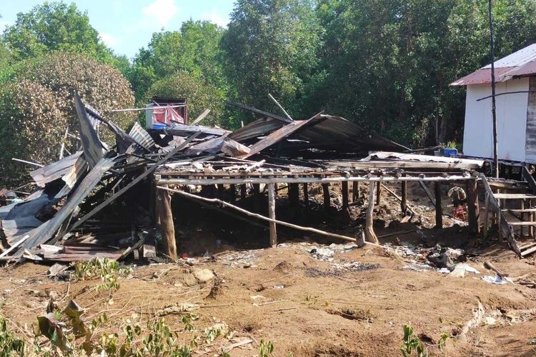 Sebuah rumah di Desa Keban, Kecamatan Moro, Kabupaten Karimun, Kepulauan Riau (Kepri) terbakar, Kamis (20/1/2022) malam tadi.