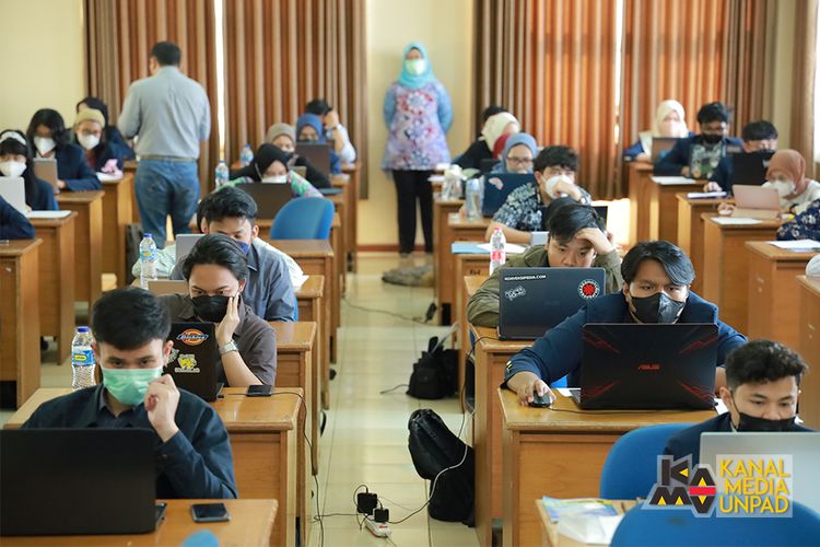 Mahasiswa Program Studi Bisnis Internasional mengikuti uji sertifikasi kompetensi ekspor impor di Aula Gedung Magister Manajemen Unpad, Jalan Dipati Ukur No. 46, Bandung, Senin (25/7/2022)