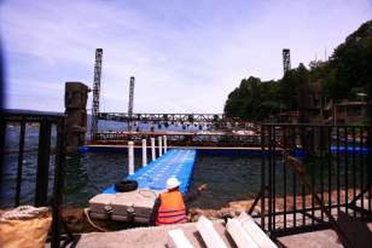 Proses pembangunan panggung terapung di perairan Danau Toba di Pantai Bebas Parapat, Kabupaten Simalungun, Sumatera Utara. Panggung terapung ini diklaim sebagai yang pertama di Indonesia.
