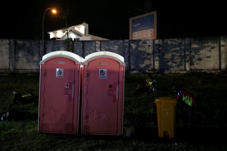 WC umum di lokasi Festival Musik Rock JogjaRockarta di Stadion Kridosono, Yogyakarta, Sabtu (30/9/2017). KOMPAS IMAGES/KRISTIANTO PURNOMO
