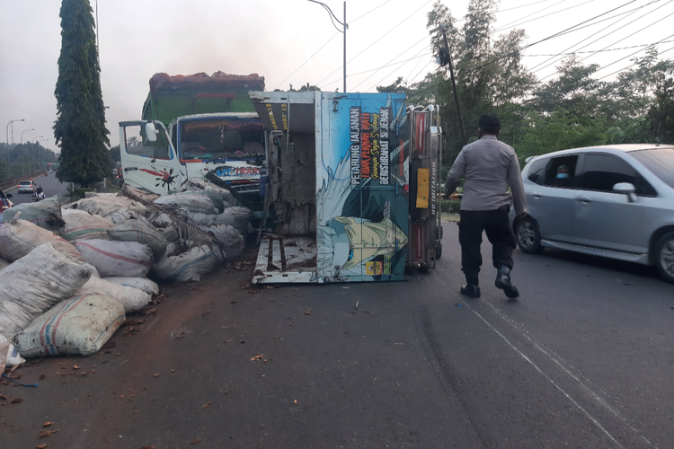 Truk colt diesel menabrak truk fuso dan terguling akibat kelebihan muatan di Jembatan Grobogan, Kecamatan Kedungjajang, Kabupaten Lumajang, Rabu (30/3/2022)