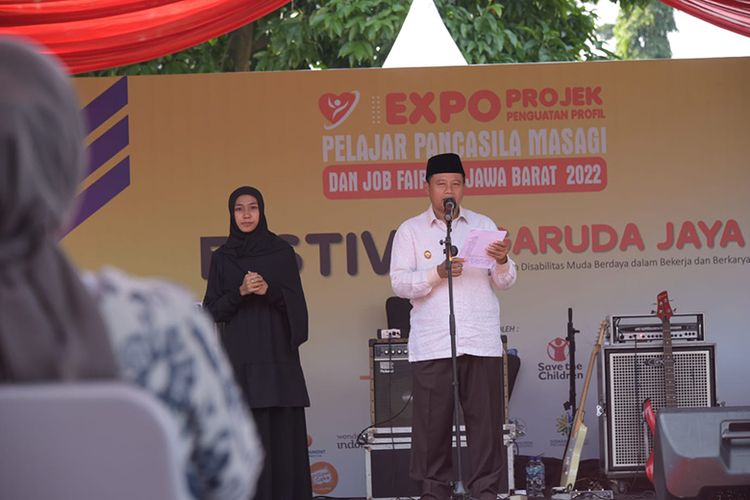 Pelaksana Harian Gubernur Jabar Uu Ruzhanul Ulum saat peresmian Festival Garuda Jaya di Plaza Gedung Sate, Kota Bandung, Kamis (14/7/2022).