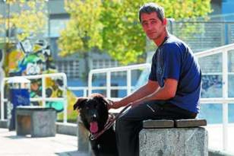 Pria yang dikenal dengan nama Ruben dan anjingnya bernama Mundo adalah tunawisma yang akhirnya dipekerjakan Real Sociedad. 