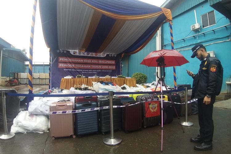 Kantor Pelayanan Utama (KPU) Bea Cukai Batam melaksanakan pemusnahan barang yang menjadi milik negara (BMMN) berupa pakaian bekas, sepatu bekas, dan tas bekas di kawasan PT Desa Air Cargo, Kabil, Batam, Kepulauan Riau (Kepri).