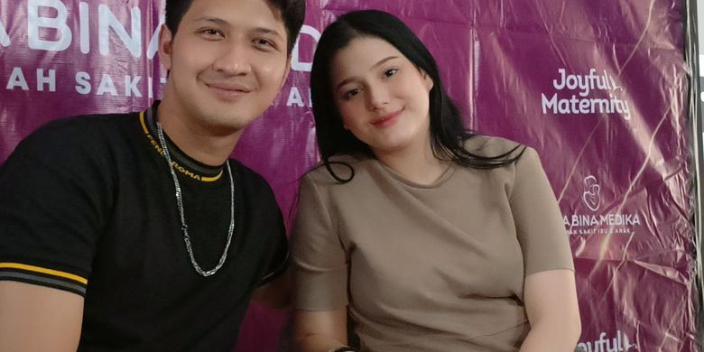 Xotin suratni emiradi va yalaydi