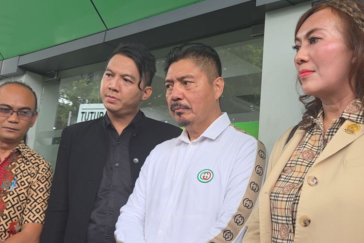 Penggugat dari pihak korban kasus dugaan penipuan tes masuk AKPOL yang menyeret nama aktor Adly Fairuz, Farly Lumopa bersama kuasa hukumnya di Pengadilan Negeri Jakarta Selatan, Kamis (15/1/2026).