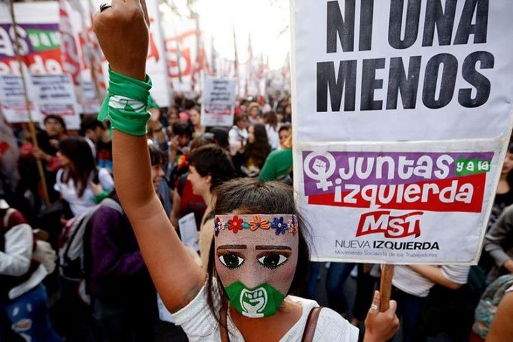 Para demonstran berfoto dalam sebuah pawai yang digelar oleh gerakan Ni una menos (Tidak Kurang Satu pun) untuk menentang kekerasan gender di Argentina pada 2019 lalu. Pada Kamis (28/9/2023), ribuan perempuan Argentina melakukan demonstrasi untuk membela hak aborsi yang baru-baru ini mereka peroleh, yang mereka khawatirkan akan terancam jika Javier Milei memenangkan pemilihan presiden bulan depan. 