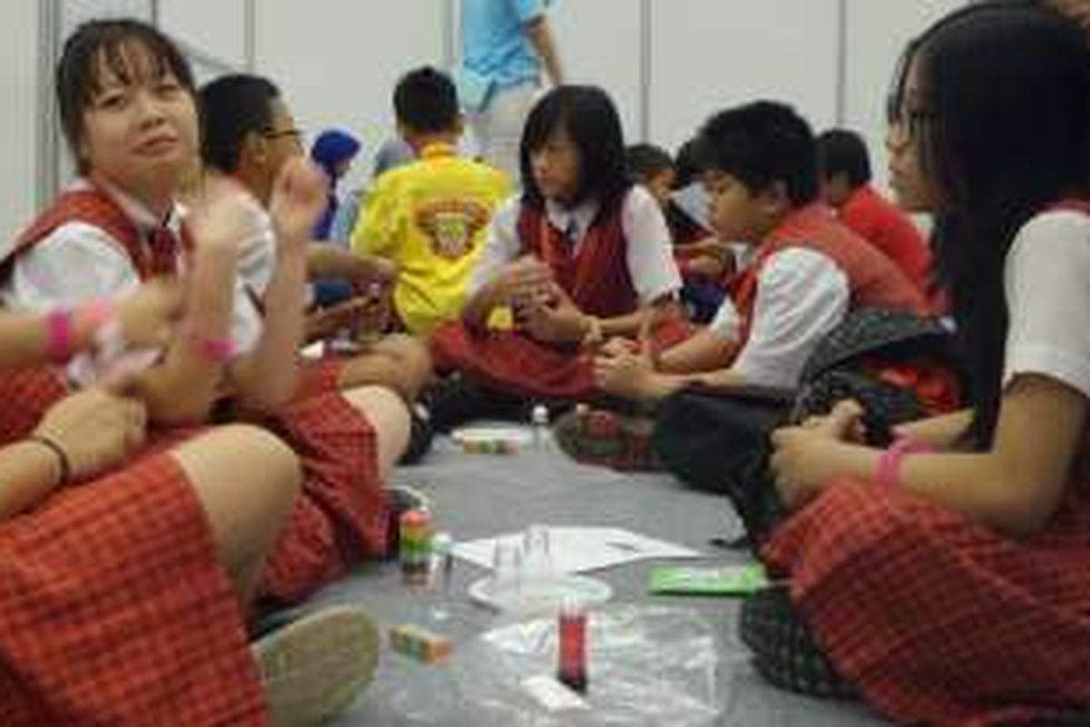 Puluhan murid SD menjadi peserta dalam Gramedia Science Day di Indonesia Convention Exhibition (ICE), Tangerang, Sabtu (1/10/2016). Dalam acara ini, para murid mengikuti permainan yang didasarkan pada ilmu sains.