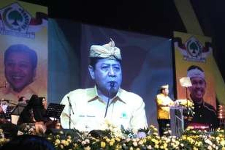 Ketua Umum Golkar Setya Novanto memberikan sambutan dalam pelantikan pengurus DPD Golkar Jawa Barat di Sentul Bogor, Rabu (1/6/2016). Dalam sambutannya,  Setya Novanto bertekad menguningkan Jabar. 
