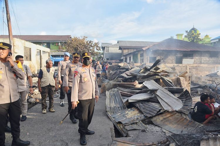 Kapolda Maluku Irjen Pol Lotharia Latif dan rombongan meninjau lokasi kebakaran di kawasan mardika, Ambon, Jumat sore (9/12/2022). Dalam kunjungan itu Kapolda ikut memabwa bantuan dua ton beras bagi para pengungsi