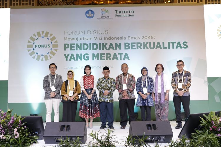 Kiri ke kanan: Direktur Agama, Pendidikan, dan Kebudayaan Kementerian PPN/Bappenas Didik Darmanto, S.Sos., MPA; Walikota Pematangsiantar dr. Hj. Susanti Dewayani, Sp.A.; Country Head Tanoto Foundation Inge Kusuma; Menteri Pendidikan Dasar dan Menengah Abdul Mu'ti; Sekretaris Direktorat Jenderal Pendidikan Anak Usia Dini, Pendidikan Dasar, dan Pendidikan Menengah Praptono; Associate Professor University of Canberra Prof. Sitti Maesuri Patahuddin, M.Pd., Ph.D.; Head of Learning Environment Tanoto Foundation Ari Widowati; dan Kepala Pusat Standar dan Kebijakan Pendidikan Irsyad Zamjani, M.Si., Ph.D. 