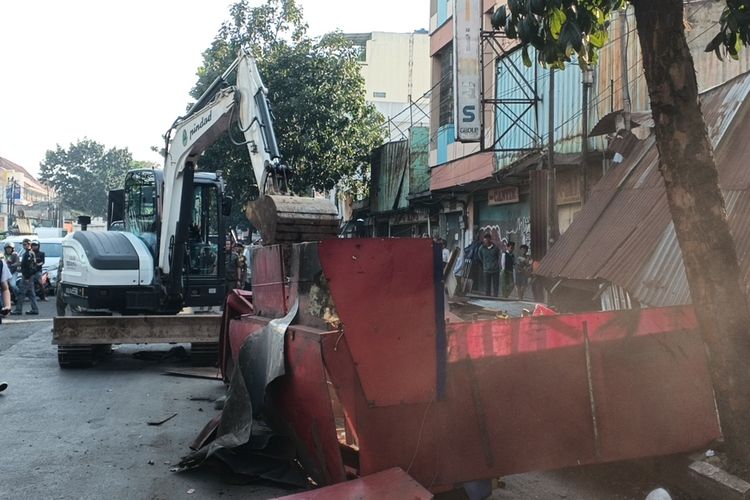 Satpol PP Bongkar Kios PKL di Trotoar Cicadas Bandung, 20 Lapak Ditertibkan