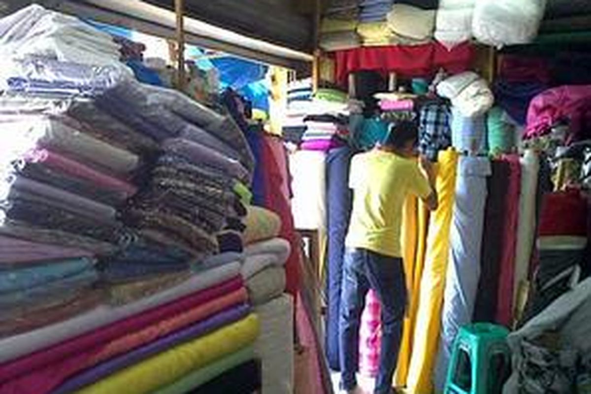 Sebuah Toko Kain di Pasar Cipadu