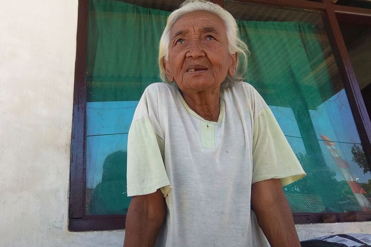 Mbah Sadinah (75) Warga Desa Kleco Kecamatan Bendo Kabupaten Magetan  mengaku dapat bantuan dari utusan presiden dan warga pasca  viral  menjual sendok untuk membeli beras.