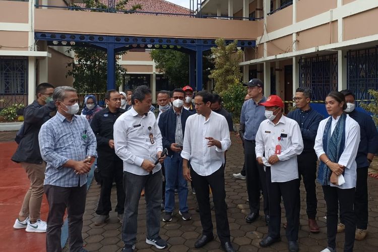 Terkait gempa Cianjur, Mendikbud Ristek, Nadiem Makarim meninjau SMA Negeri 2 Cianjur , Rabu (23/11/2022).