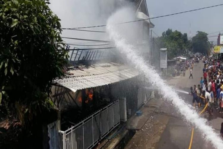 Petugas pemadam kebakaran saat berjibaku memadamkan api yang membakar sebuah toko di Kota Bima, Rabu (14/10/2020)