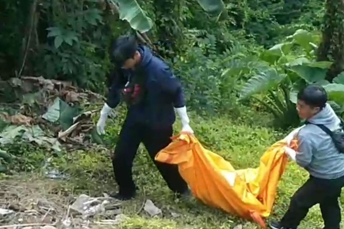 Tim medis mengevakuasi jenazah ke Kamar Jenazah Rumah Sakit Saiful Anwar (RSSA) Malang.