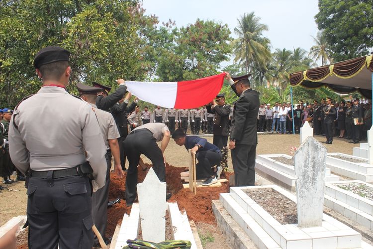 Prosesi pemakaman Ipda Erwin Yudha Wildani di Taman Makam Pahlawan Cikaret, Cianjur, Jawa Barat, Senin (26/08/2019) secara kedinasan yang dipimpin Kapolda Jawa Barat, Irjen Pol Rudy Sufahriadi