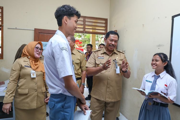 Pj Gubernur Jateng, Nana Sudjana meresmikan SMA Negeri 9 Solo, Senin (3/6/2024).