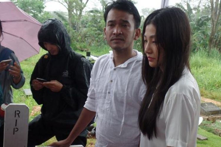 Pemakaman ayahanda Ruben Onsu di TPU Pondok Ranggon, Jakarta Timur, Rabu (1/2/2017).