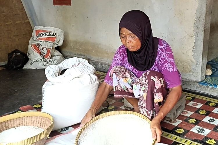 Inak Layar Sari mantan pemeran tiktok mandi lumpur saat berada di rumahnya