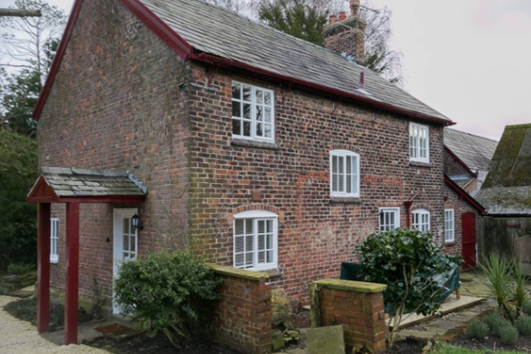 Hawthorn Bank, sebuah cottage dalam area Tatton Estate. Adapun, Hawthorn Bank adalah kediaman dari Arthur Shelby--diperankan oleh Paul Anderson (dok. https://tattonstays.co.uk/).