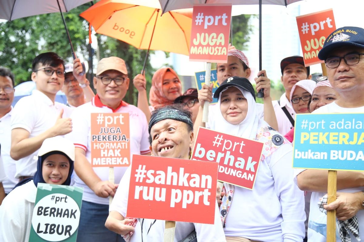 Pawai hak asasi manusia (HAM) mendukung percepatan pengesahan Rancangan Undang-Undang Perlindungan Pekerja Rumah Tangga (RUU PPRT) di Jakarta, Minggu (12/2/2023).