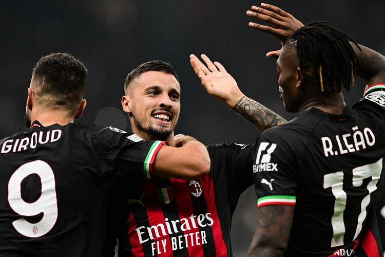 Gelandang AC Milan Rade Krunic berselebrasi setelah mencetak gol pada pertandingan Grup E Liga Champions AC Milan vs RB Salzburg pada 2 November 2022 di Stadion San Siro di Milan. Artikel ini berisi link live streaming Cremonese vs Milan dalam lanjutan pekan ke-14 Liga Italia 2022-23.